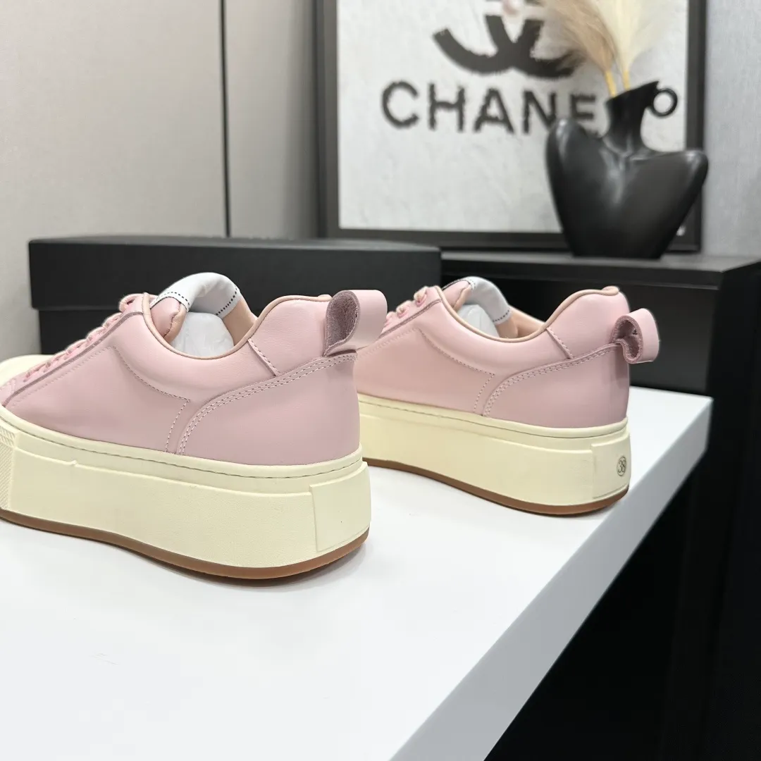 👟👟Ex-factory price 560👟👟Chanel Panda Shoes! 2025 counter's top casual sports shoes. This classic design; the upper is electro-embroidered with a variety of techniques; the outsole is fashionable and sporty; the unusual inclusion of a variety of color matching elements... The diversified mix and match is very good-looking and versatile, and can be used for leisure, fashion, sports, and outdoor... ꫛꫀꪝ Go➫ Materials: ❶Upper made of: original imported first-layer silk cowhide + original waterproof cloth + original first-layer cowhide ❷Inner lining: Breathable mesh ❸ Outsole based on: original TPU combination outsole, full set of boutique packaging for women 35–41